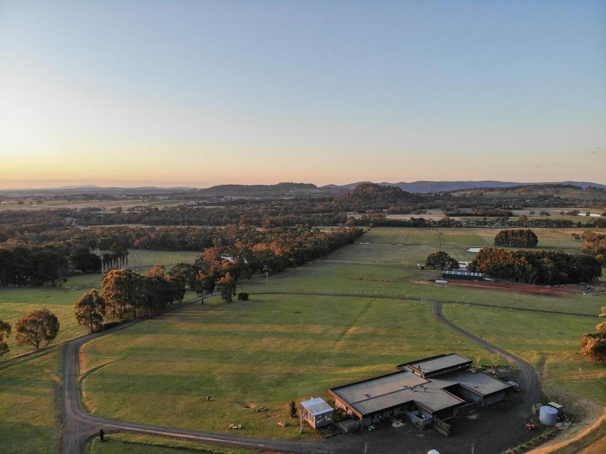 Hanging Rock Views Woodend Exterior photo